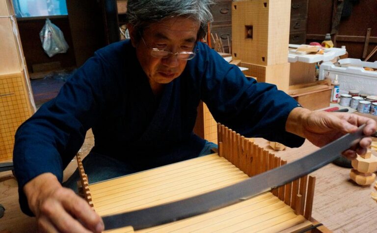 Dans les ateliers du Go : comment naissent les gobans, les pierres et les bols