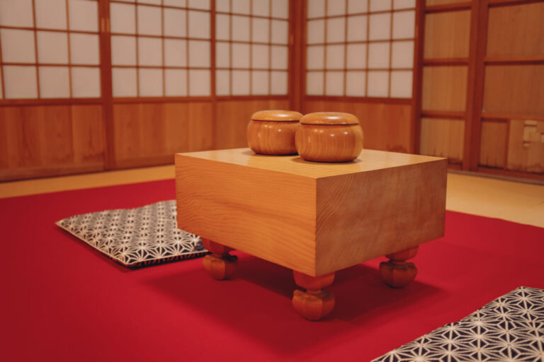 Le matériel du jeu de Go : goban, pierres et bols